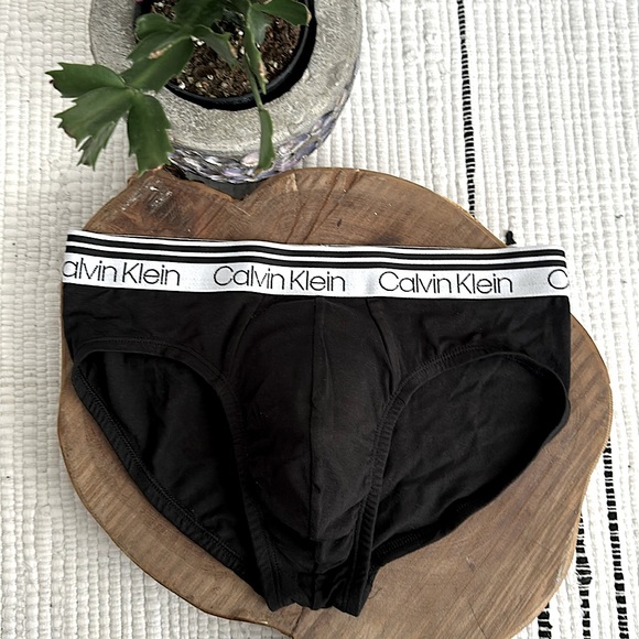 Calvin Klein - Picture 2 of 6